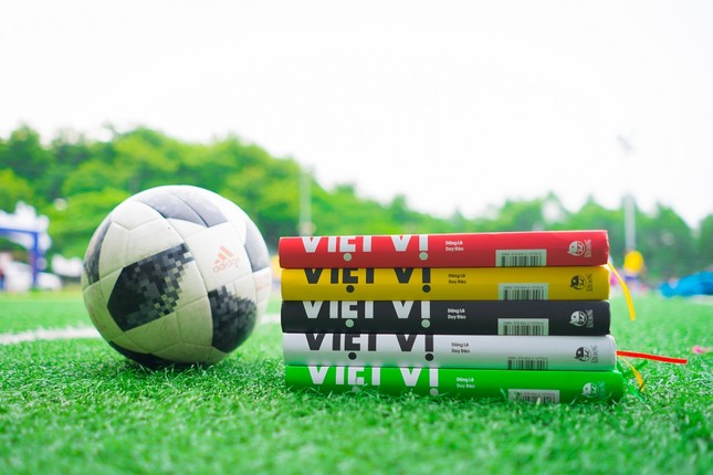 Bộ đôi 9X ra mắt sách phơi bày những “góc tối” của môn thể thao vua ảnh 4