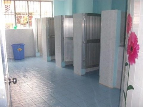 TP.HCM: Không để tình trạng trường học to đẹp nhưng nhà vệ sinh bẩn ảnh 1