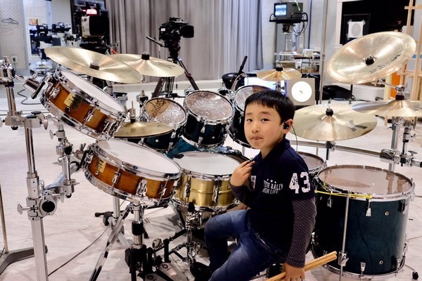 Cậu bé 6 tuổi dùng tiền kiếm được từ Youtube để làm một việc rất ý nghĩa ảnh 1