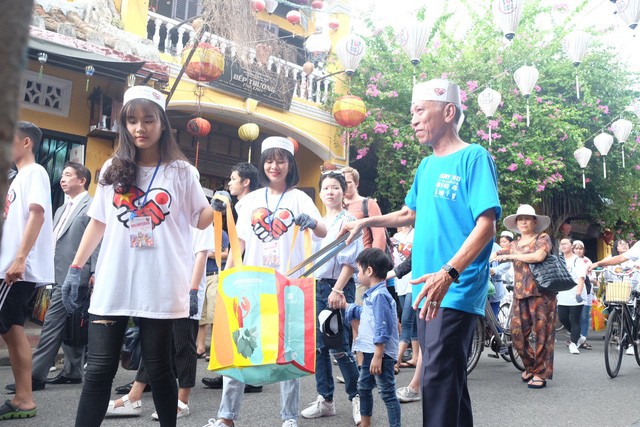 Người dân, du khách hào hứng với “Một giờ vì Hội An sạch hơn” ảnh 3
