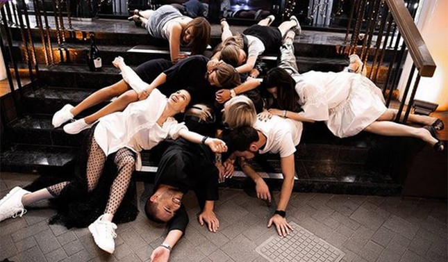 Trào lưu mới chụp ảnh "ngã sấp mặt" của hội "rich kid" trên Instagram ảnh 1