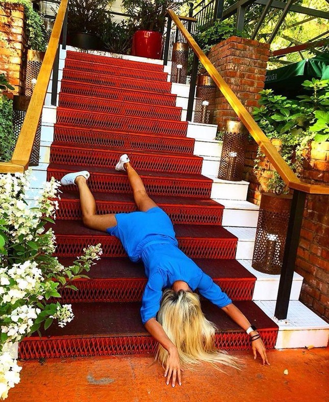 Trào lưu mới chụp ảnh "ngã sấp mặt" của hội "rich kid" trên Instagram ảnh 6