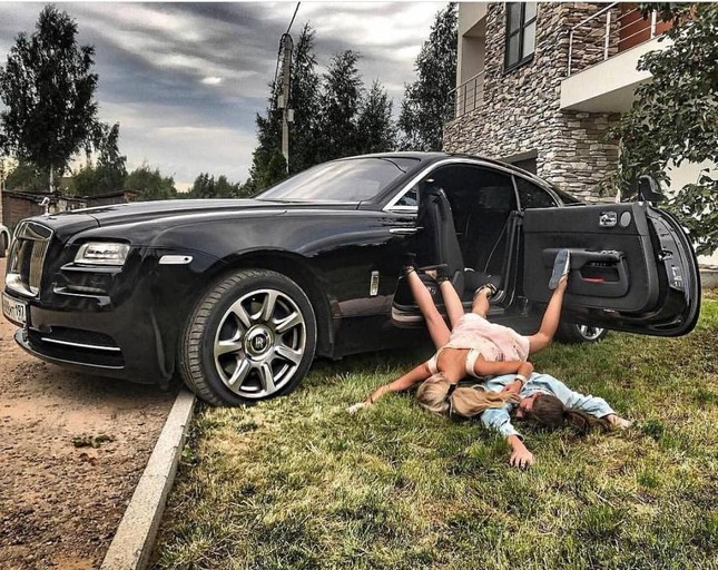 Trào lưu mới chụp ảnh "ngã sấp mặt" của hội "rich kid" trên Instagram ảnh 8