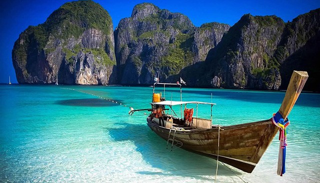 Bé gái 5 tuổi nói 4 thứ tiếng bán đồ ăn cho khách nước ngoài trên bãi biển ảnh 3