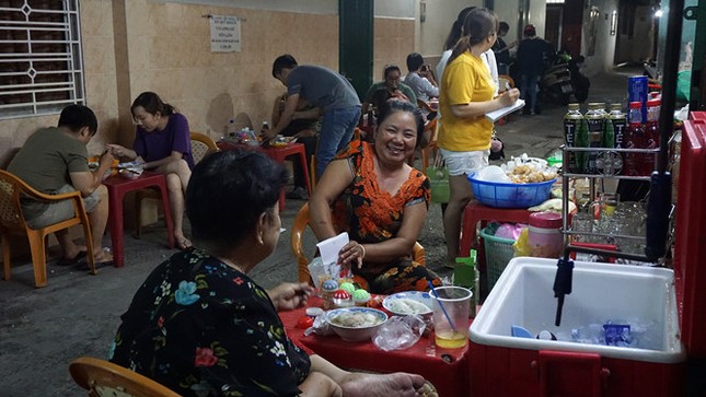 Quán cháo bán giờ "độc" xuyên đêm 45 năm trong hẻm dành cho "cú đêm" Sài Gòn ảnh 1