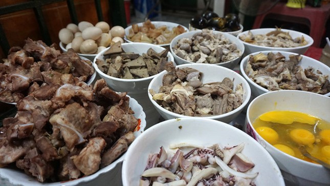 Quán cháo bán giờ "độc" xuyên đêm 45 năm trong hẻm dành cho "cú đêm" Sài Gòn ảnh 2