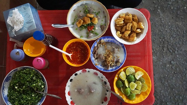 Quán cháo bán giờ "độc" xuyên đêm 45 năm trong hẻm dành cho "cú đêm" Sài Gòn ảnh 3