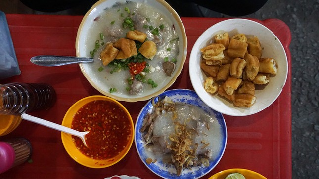 Quán cháo bán giờ "độc" xuyên đêm 45 năm trong hẻm dành cho "cú đêm" Sài Gòn ảnh 4