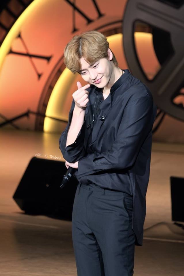 Vừa hớn hở trổ tài ca hát, Lee Jong Suk đã khóc như mưa trong fanmeeting ảnh 1