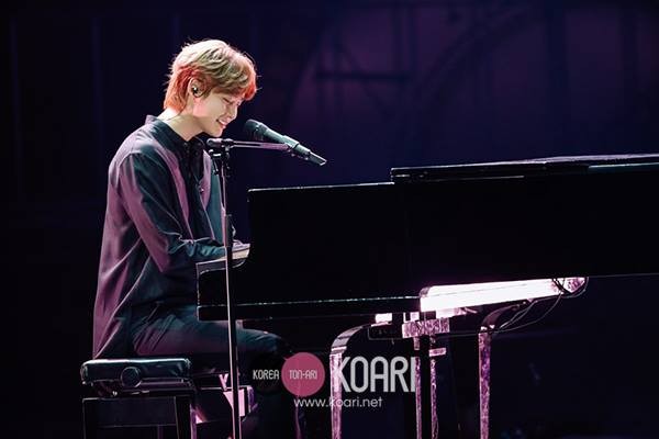 Vừa hớn hở trổ tài ca hát, Lee Jong Suk đã khóc như mưa trong fanmeeting ảnh 2