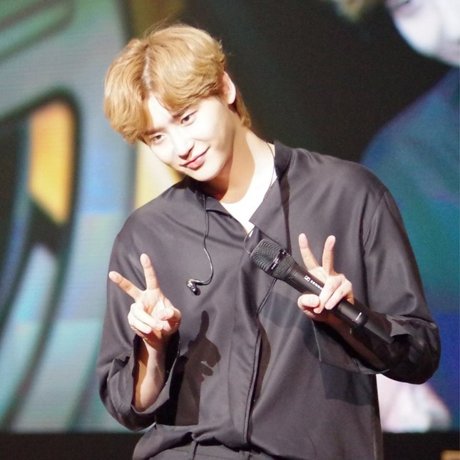 Vừa hớn hở trổ tài ca hát, Lee Jong Suk đã khóc như mưa trong fanmeeting ảnh 4