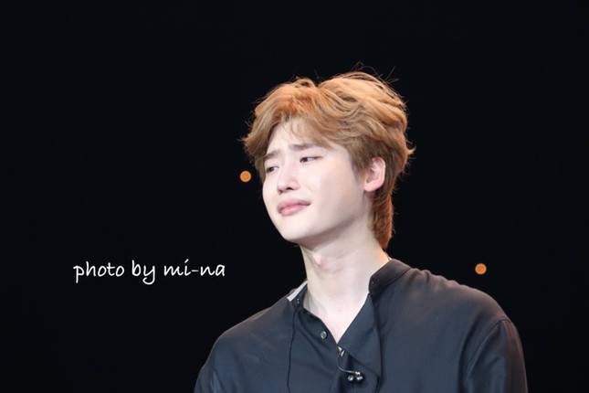 Vừa hớn hở trổ tài ca hát, Lee Jong Suk đã khóc như mưa trong fanmeeting ảnh 8