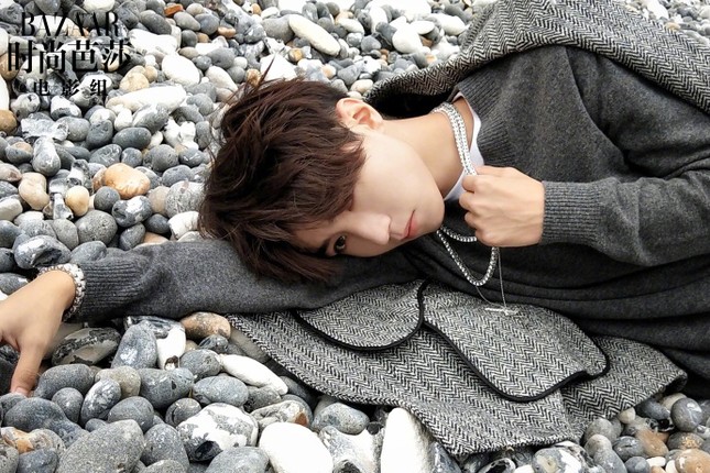 Tuyên truyền phim mới, Vương Tuấn Khải (TFBOYS) “chiêu đãi” fan bằng bộ ảnh trưởng thành ảnh 3