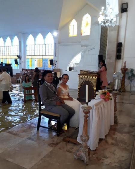 Ấn tượng lễ cưới rước dâu bằng thuyền giữa lênh đênh nước lụt ảnh 2
