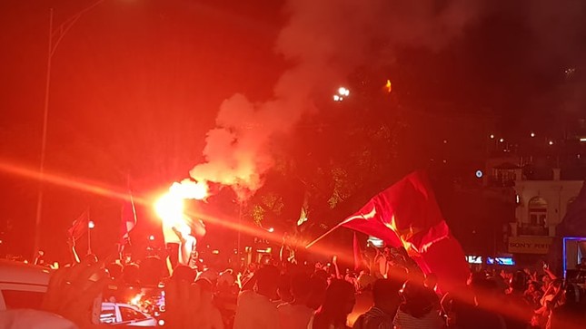 Muôn kiểu ăn mừng Việt Nam lần đầu vào tứ kết bóng đá nam ASIAD 2018 ảnh 4