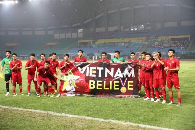 Xúc động hình ảnh các cầu thủ Việt Nam chụp ảnh cùng banner có hình Đỗ Hùng Dũng ảnh 1