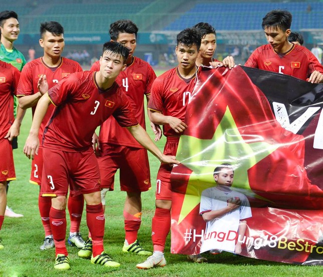 Xúc động hình ảnh các cầu thủ Việt Nam chụp ảnh cùng banner có hình Đỗ Hùng Dũng ảnh 2
