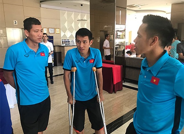 Xúc động hình ảnh các cầu thủ Việt Nam chụp ảnh cùng banner có hình Đỗ Hùng Dũng ảnh 4