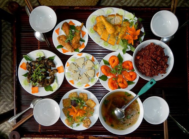 Mâm cao cỗ đầy các món chay đẹp mắt trong ngày rằm tháng Bảy ảnh 1
