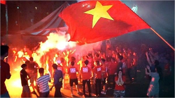 Báo chí Hàn Quốc "sửng sốt" với sự cuồng nhiệt của CĐV Việt sau khi "đánh bại" Bahrain ảnh 1