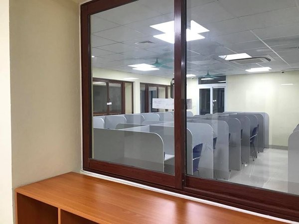 Trường học người ta: Đi học điểm danh bằng vân tay, thi hết môn mỗi người dùng một máy tính bảng ảnh 3