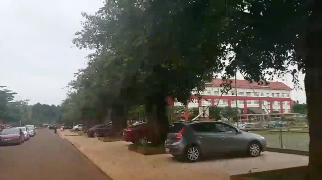 Hàng trăm "xế hộp" phủ kín sân ngày họp phụ huynh ở một ngôi trường tại Buôn Ma Thuột ảnh 2