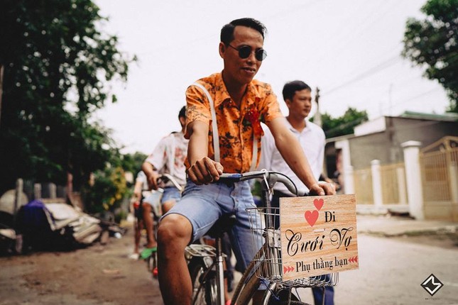 Khi bạn có nguyên một phi đội "lầy lội" thì hình cưới sẽ "chất hết nấc" thế này đây! ảnh 5