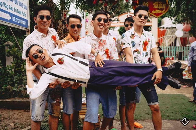 Khi bạn có nguyên một phi đội "lầy lội" thì hình cưới sẽ "chất hết nấc" thế này đây! ảnh 8