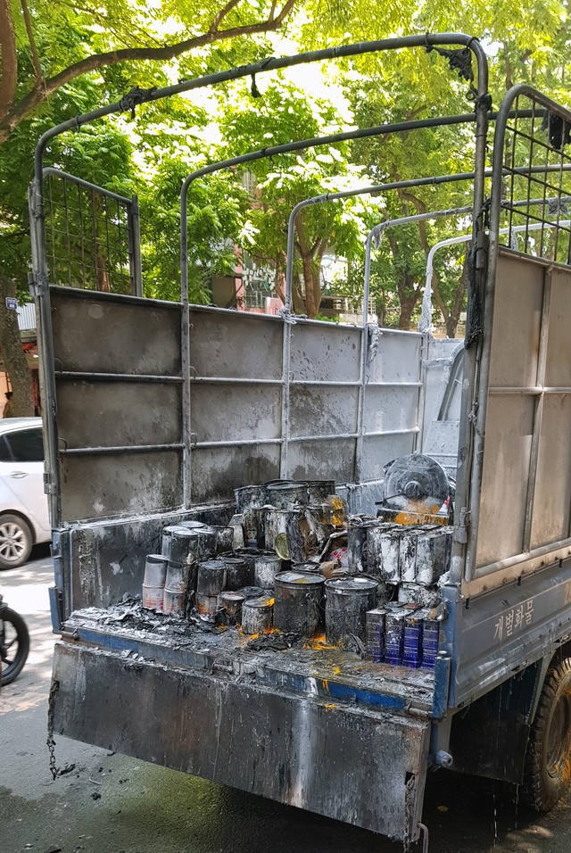 Hà Nội: Xe chở sơn cháy nổ đùng đùng giữa phố ảnh 2