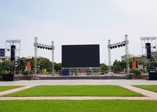 Nghệ An lắp màn hình LED 70m2 giữa quảng trường để cổ vũ Olympic Việt Nam trận tứ kết ảnh 1