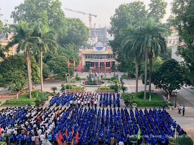 Lễ chào cờ mỗi sáng thứ Hai: Có mấy trường ĐH duy trì được nghi thức này như trường Báo! ảnh 1