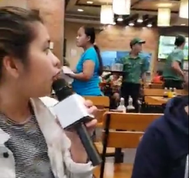 Cô gái "nổi như cồn" trên mạng vì mang micro vào nhà hàng để... gọi thêm cơm ảnh 1