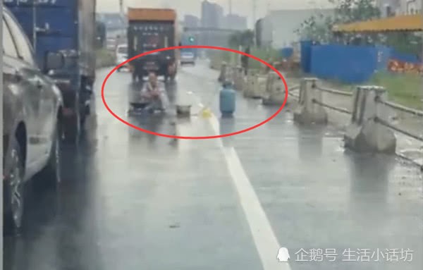 Góc hồn nhiên: Người đàn ông mang bếp và bình ga ra đường để nấu mì gây tắc nghẽn giao thông ảnh 1