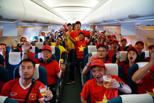 Thuê máy bay chở cả đoàn sang Indonesia cổ vũ Olympic Việt Nam ảnh 4