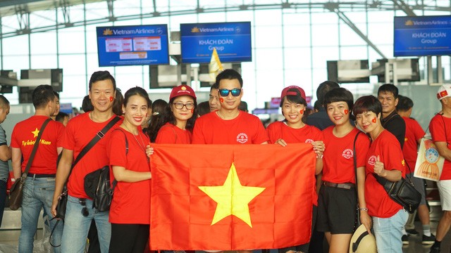 Thuê máy bay chở cả đoàn sang Indonesia cổ vũ Olympic Việt Nam ảnh 3