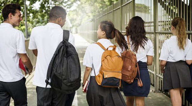 Báo chí Anh cảnh báo xu hướng teen LGBTQ tự làm tổn thương bản thân ảnh 1