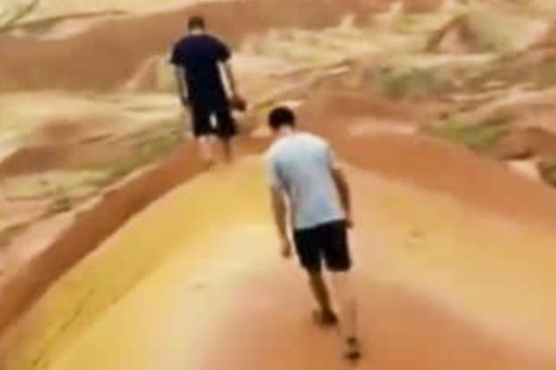 Thanh niên Trung Quốc lên mạng “khoe chiến tích” phá hoại địa mạo hàng trăm triệu năm ảnh 1