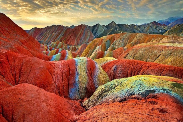 Thanh niên Trung Quốc lên mạng “khoe chiến tích” phá hoại địa mạo hàng trăm triệu năm ảnh 2