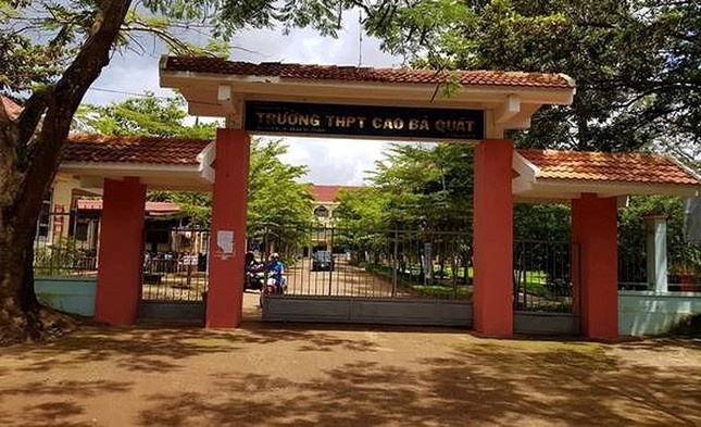 Học sinh dẫn người lạ vào trường đánh thầy giáo gãy xương mũi ảnh 1