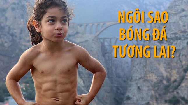 Cậu bé 5 tuổi chơi bóng như Messi, khoe bụng 6 múi như Ronaldo ảnh 1
