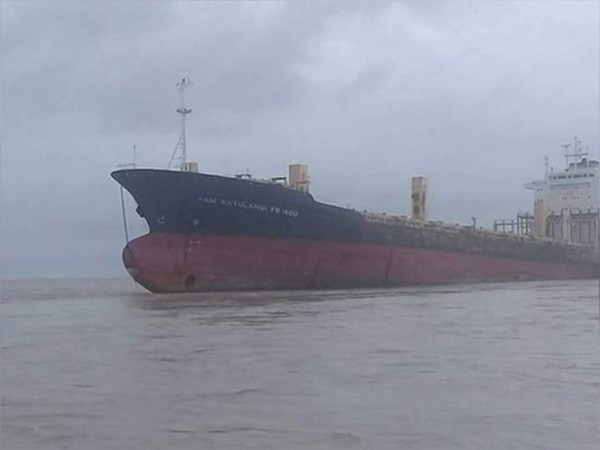 Tàu "ma" dạt vào bờ biển Myanmar sau 9 năm mất tích ảnh 1