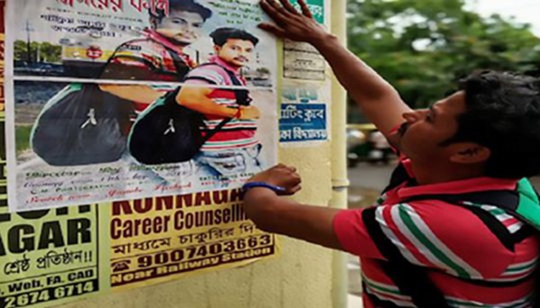 Nam thanh niên miệt mài dán 4.000 tấm poster mong gặp lại "tình yêu sét đánh" ảnh 1