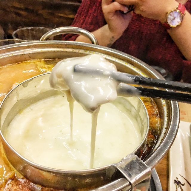 Nghỉ lễ ăn gì: Trải nghiệm lẩu cốc phô mai ngon ngậy đầy quyến rũ! ảnh 5