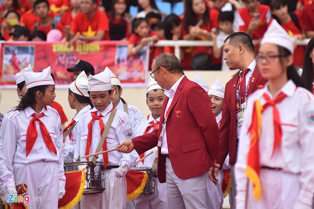 Khoảnh khắc hot nhất ngày: "Thầy ngủ gật" tinh nghịch trêu đùa cậu bé đeo trống trong lễ vinh danh ảnh 1