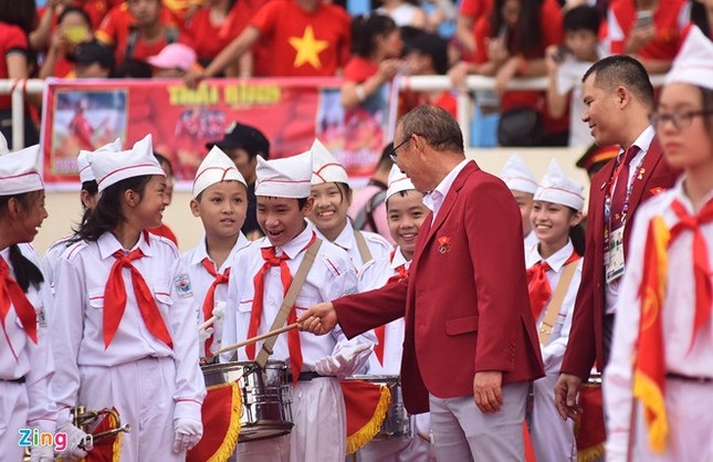 Khoảnh khắc hot nhất ngày: "Thầy ngủ gật" tinh nghịch trêu đùa cậu bé đeo trống trong lễ vinh danh ảnh 2