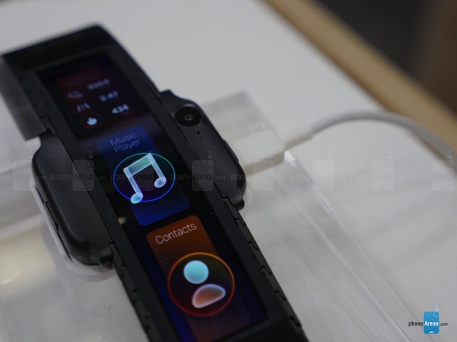 Cận cảnh chiếc smartphone màn hình cong độc đáo, có thể đeo lên tay như đồng hồ ảnh 3