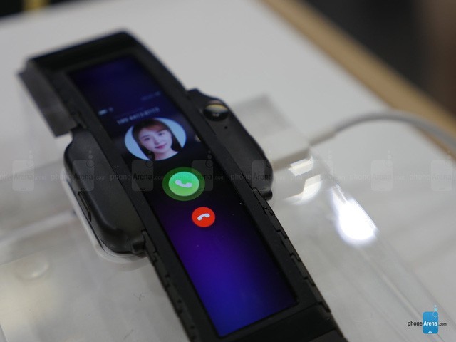Cận cảnh chiếc smartphone màn hình cong độc đáo, có thể đeo lên tay như đồng hồ ảnh 4