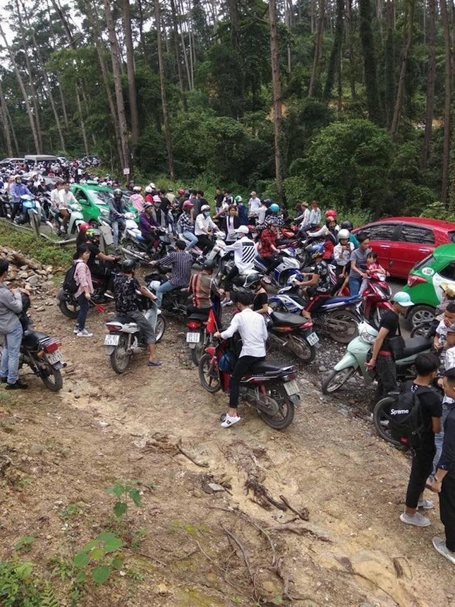 Du khách mệt mỏi vì điểm du lịch Tam Đảo đông đúc quá tải dịp nghỉ lễ Quốc Khánh ảnh 1