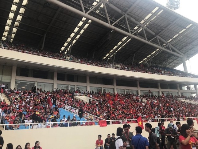 Dân mạng "truy tìm" info nam sinh cực điển trai trong buổi Lễ vinh danh "Tự hào Việt Nam" ảnh 2