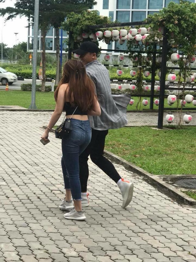Phản ứng của thủ môn Bùi Tiến Dũng trước tin đồn có bạn gái xinh đẹp và cực nóng bỏng? ảnh 2